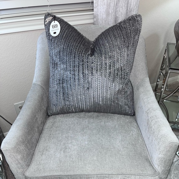 1-NWT CALLISTO HOME FUR/VELVET
DECORATIVE PILLOW (Read description for details) - Picture 16 of 17